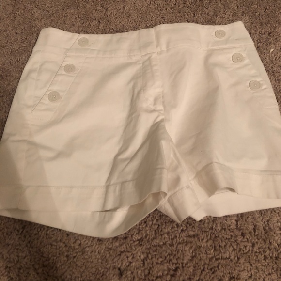 CUTE WHITE SHORTS - Picture 1 of 1